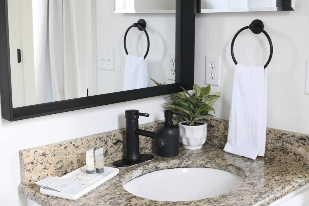 Sanctuary Gainesville Bright 2 Bedroom King Condo Экстерьер фото